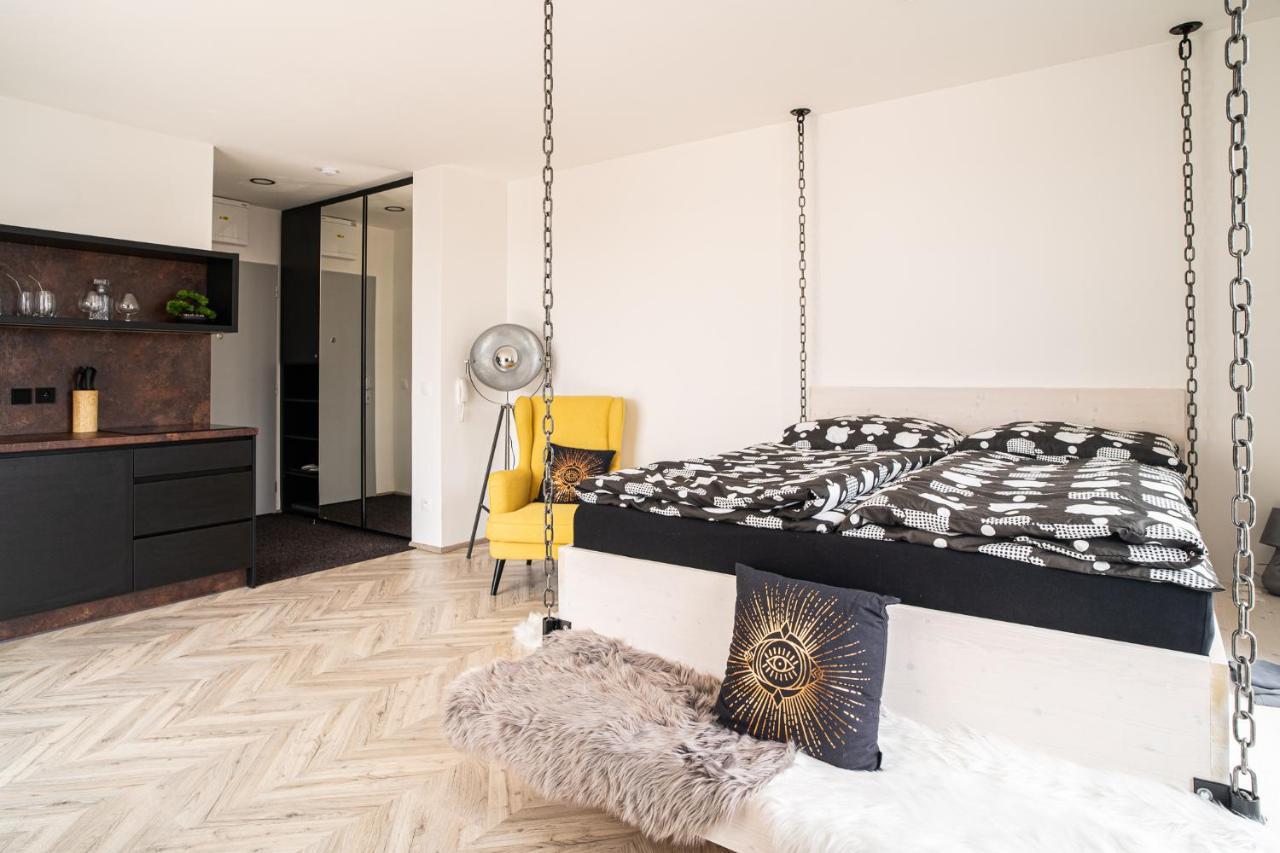 Zeppelin Studio With An Industrial View - Brno Apartman Kültér fotó